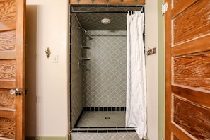 Cabin (Francesca's) | Bathroom shower - Francesca's (Fredericksburg)