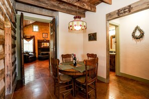 Cabin (Francesca's) | In-room dining