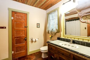 Cabin (Francesca's) | Phòng tắm | Bồn tắm và buồng tắm vòi sen riêng, bồn tắm ngâm 
