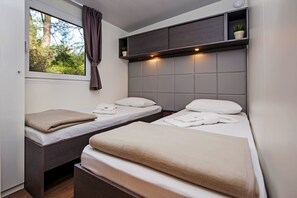 Superior Family Mobile Home, 2 Bedrooms, Terrace, Ground Floor | Quang cảnh từ phòng