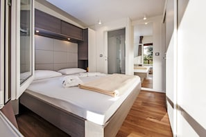 Superior Family Mobile Home, 2 Bedrooms, Terrace, Ground Floor | 2 phòng ngủ, phòng cách âm, truy cập Internet không dây (phụ phí)