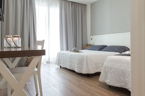 Habitación superior | Escritorio, cunas gratuitas, wifi gratis y ropa de cama
