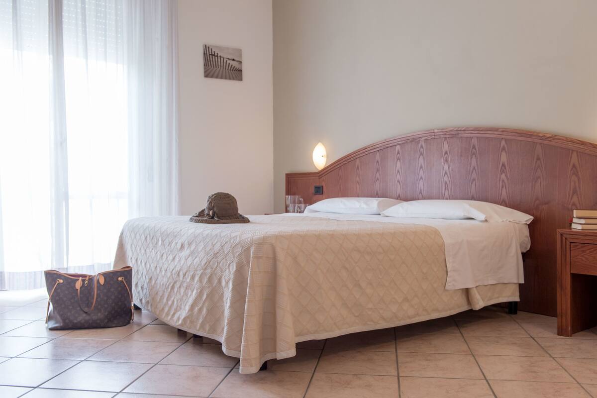 Standard Room | Desk, cribs (free), WiFi (free), bed sheets