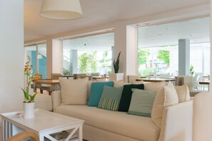 Coin salon dans le hall