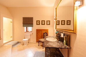 Luxury-Suite, Bergblick | Badezimmer | Badewanne und Dusche (separat), kostenlose Toilettenartikel