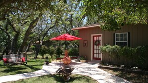 Cottage (Pot Belly Stove) | Teras/patio