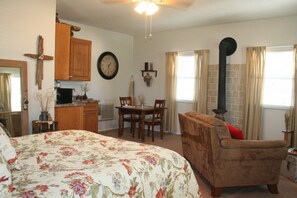 Cottage (Pot Belly Stove) | Free WiFi