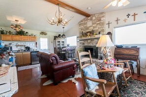 스탠다드룸, 킹사이즈침대 1개 (Peaceful Hills) | 거실 공간 | TV, 벽난로