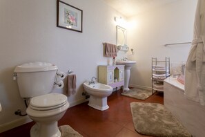 Kamar Standar, 1 Tempat Tidur King (Peaceful Hills) | Kamar mandi | Bathtub dan shower terpisah dan bathtub dengan aliran air