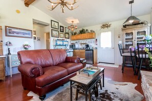 Kamar Standar, 1 Tempat Tidur King (Peaceful Hills) | Area keluarga | TV dan perapian