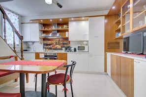 Apartment, 3 Schlafzimmer | Eigene Küche | Großer Kühlschrank, Mikrowelle, Geschirrspüler, Toaster