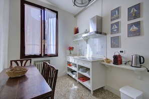 Apartment, 2 Schlafzimmer | Eigene Küche | Kühlschrank, Mikrowelle, Kochgeschirr/Geschirr/Besteck