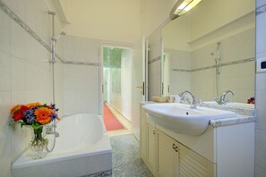 Appartement, 2 chambres | Salle de bain