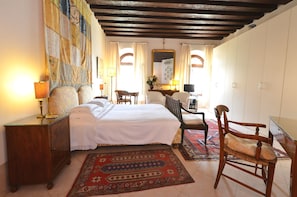 Appartamento, vista canale | 1 camera, ferro/asse da stiro, culle/letti per bambini (a pagamento)