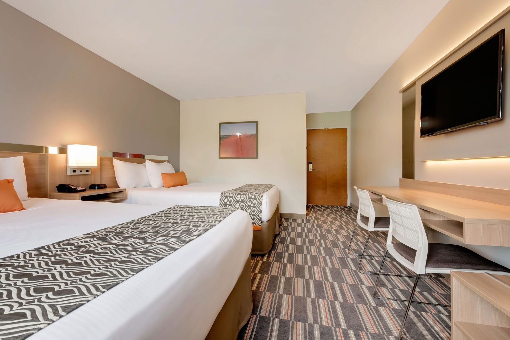 Luxe beddengoed, pillowtop-bedden, een bureau, een laptopwerkplek
