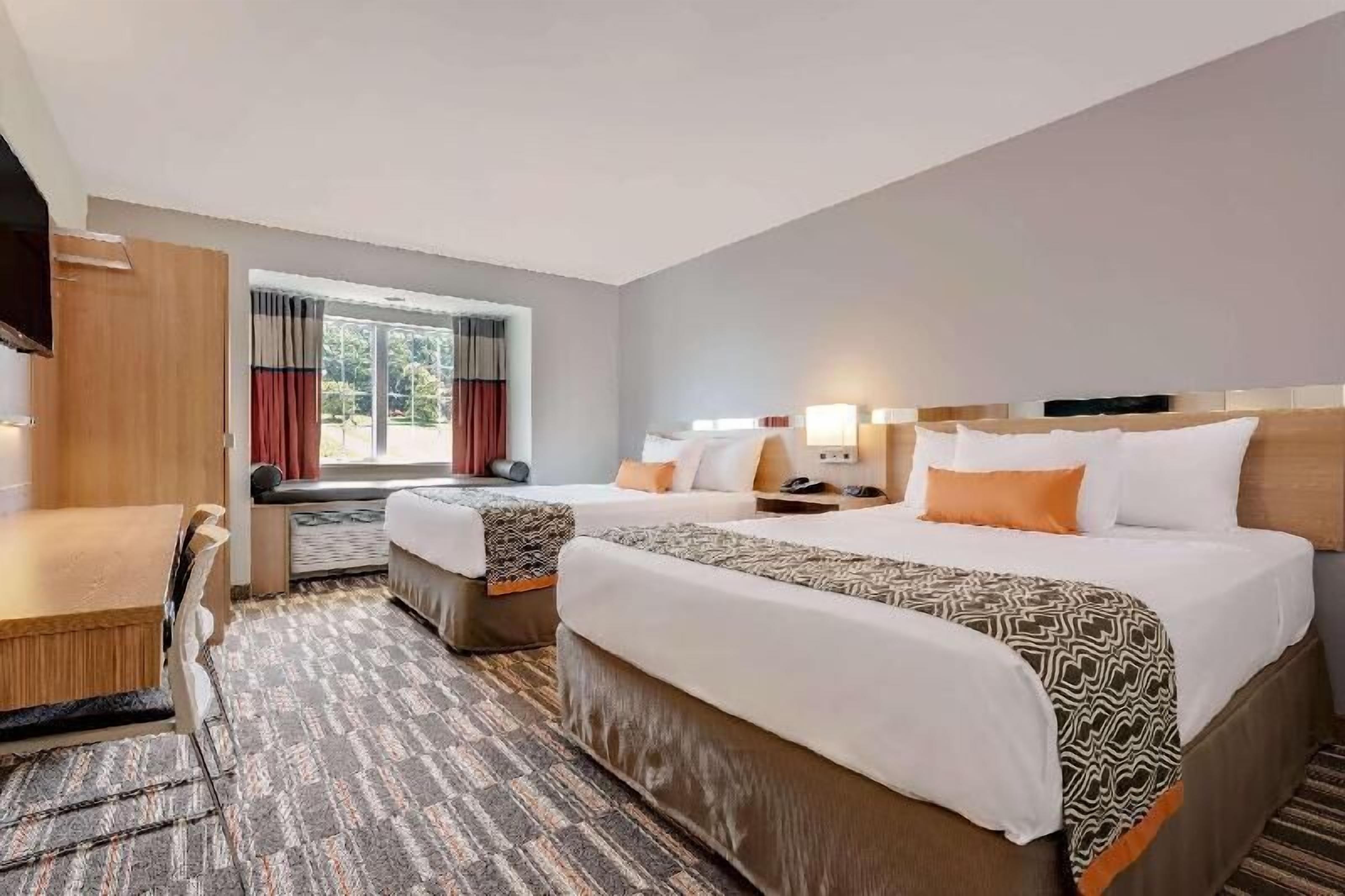 Luxe beddengoed, pillowtop-bedden, een bureau, een laptopwerkplek
