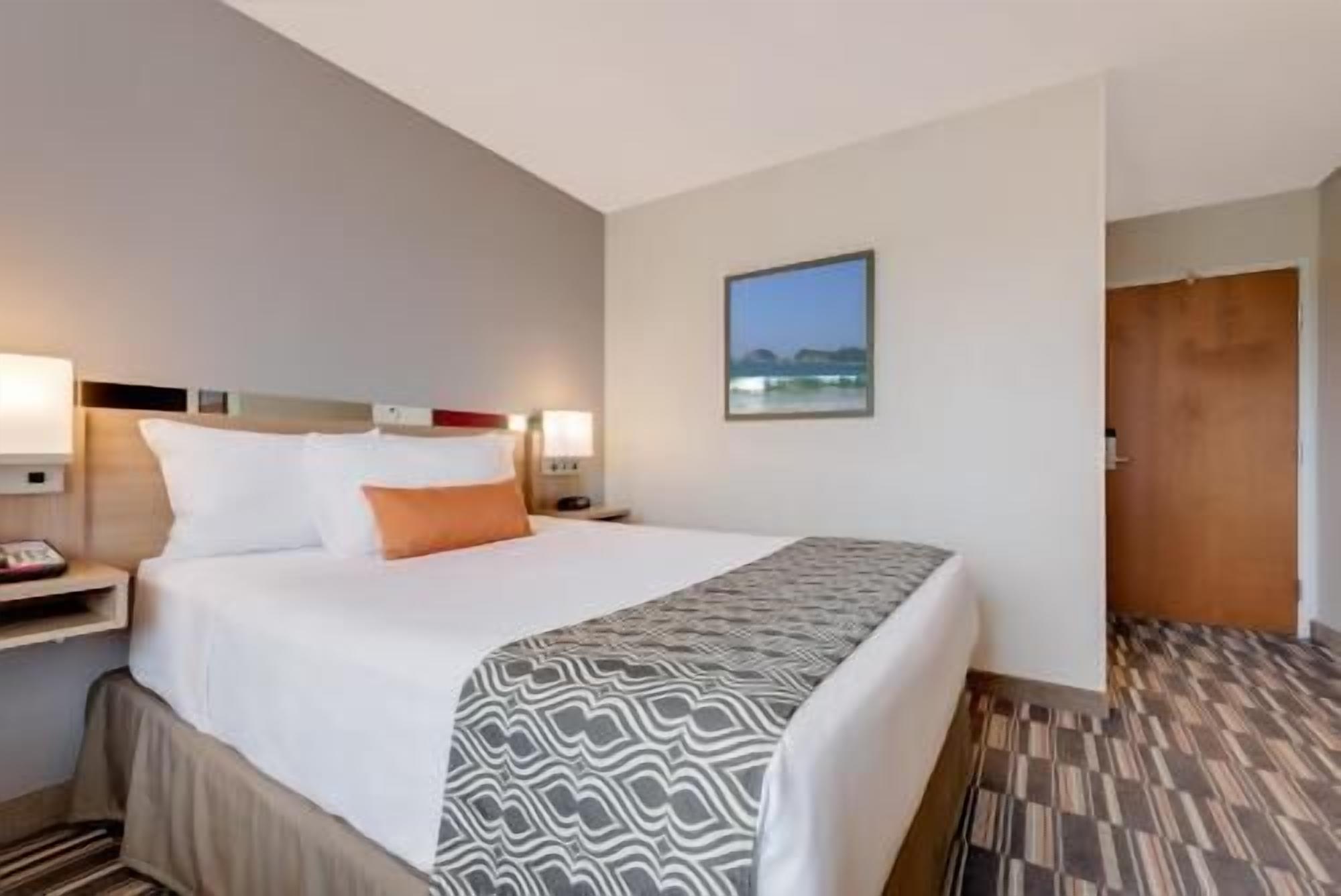 Luxe beddengoed, pillowtop-bedden, een bureau, een laptopwerkplek