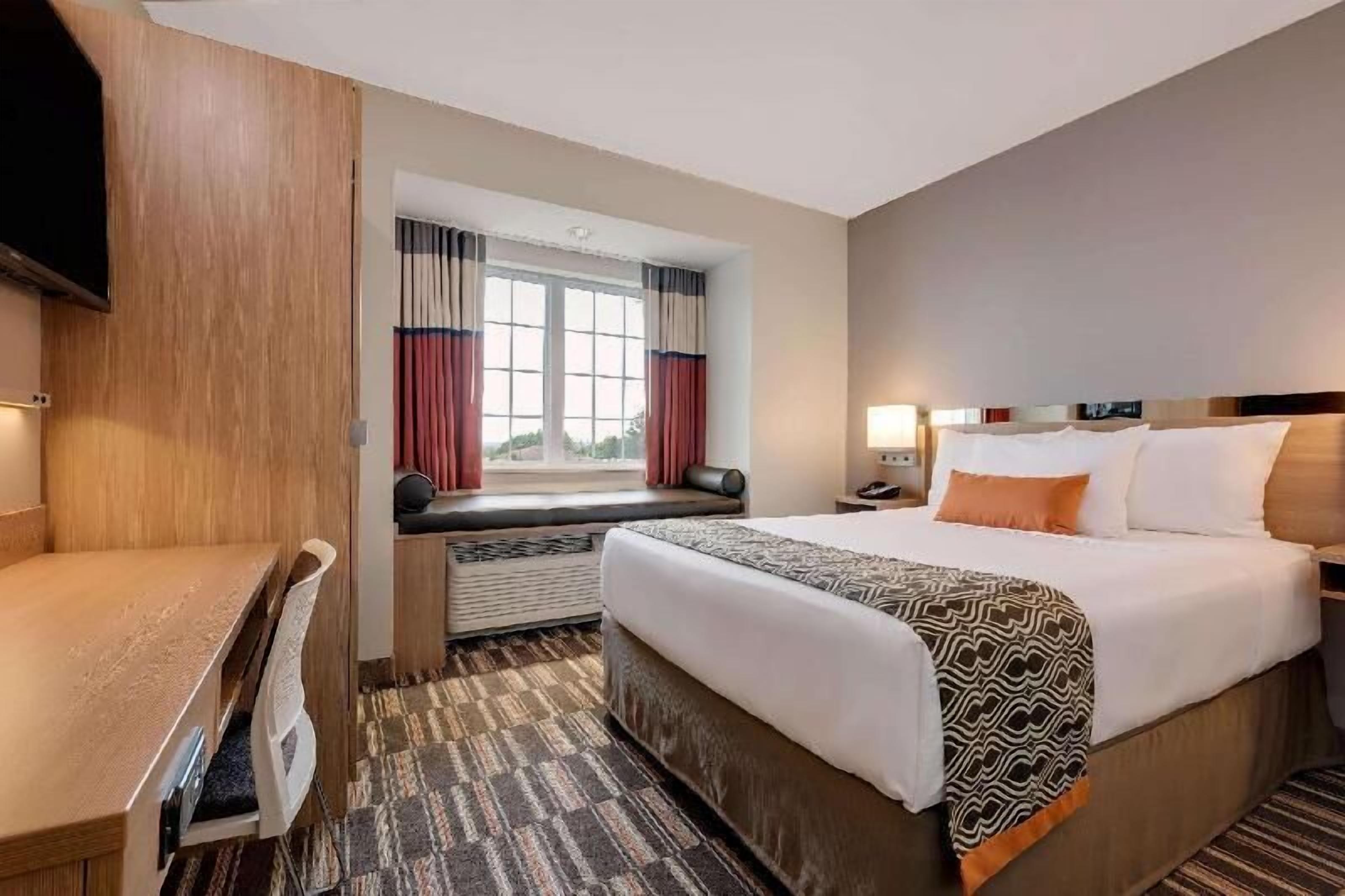 Luxe beddengoed, pillowtop-bedden, een bureau, een laptopwerkplek