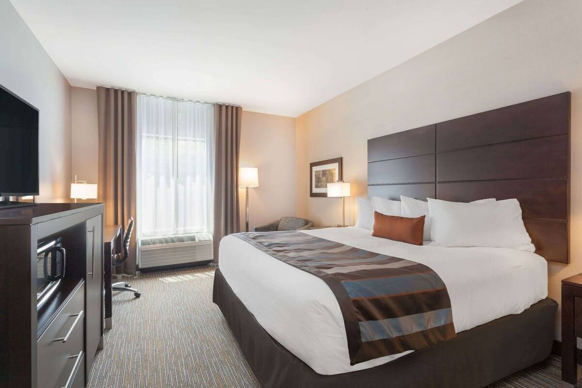 Premium bedding, pillow-top beds, in-room safe, desk