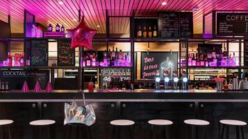Serveert ontbijt, lunch en diner