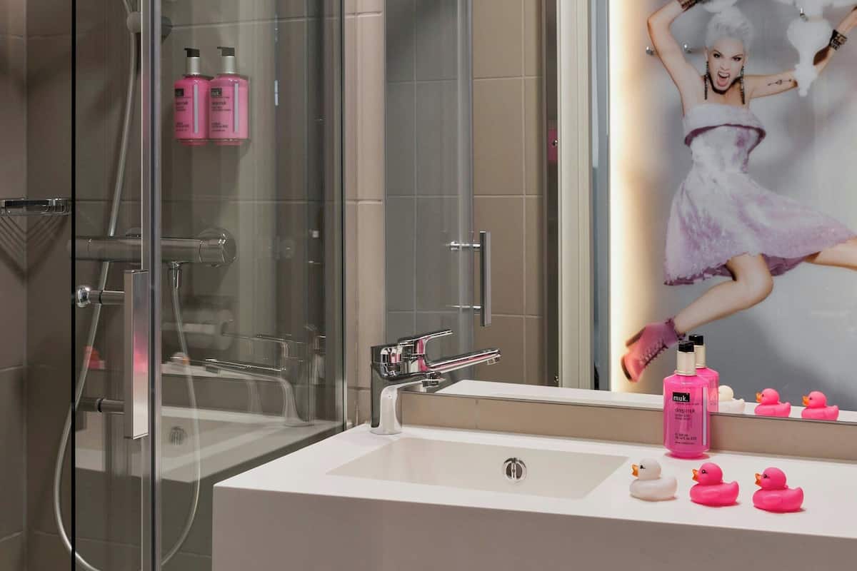 shower, free toiletries, hair dryer, towels