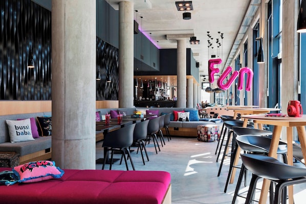 Serves breakfast, lunch, and dinner - Moxy Vienna Airport (Schwechat)