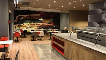 Tägliches Frühstücksbuffet (100 ILS pro Person)