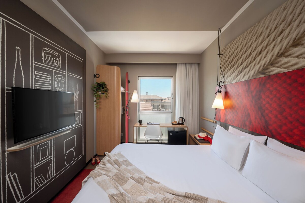 Standard Room, 1 Double Bed | In-room safe, desk, laptop workspace, blackout drapes