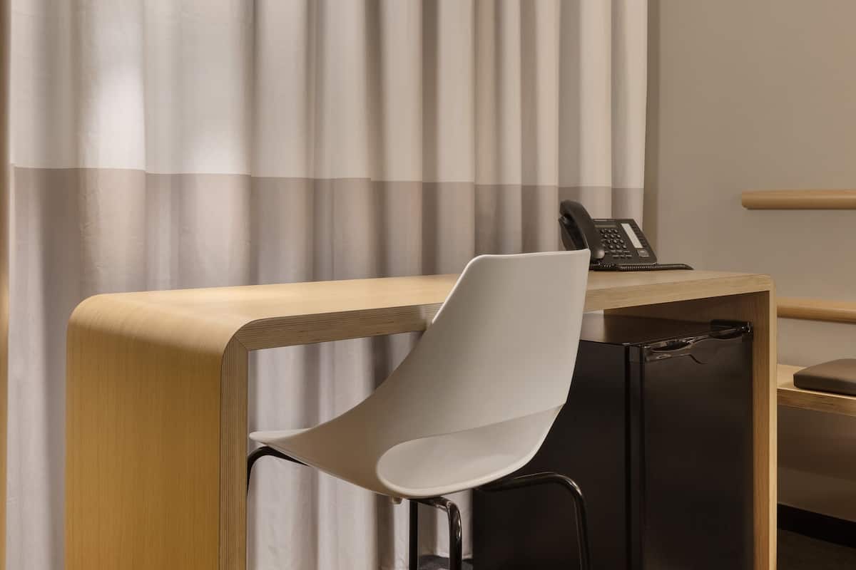 VÀrdeförvaringsskÄp pÄ rummet, skrivbord och arbetsyta för laptop