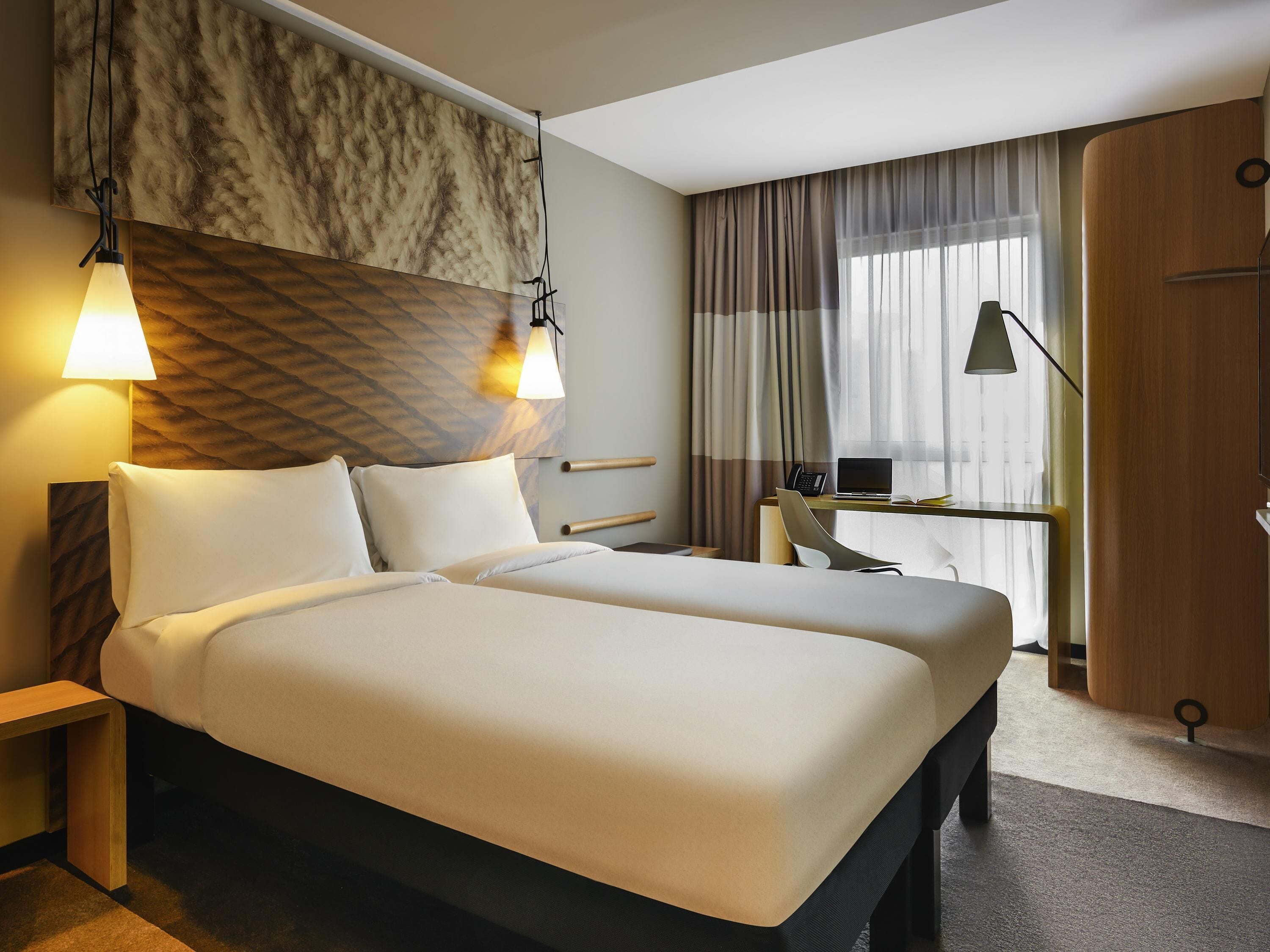 标准双床房, 2 张单人床 | 客房内保险箱、办公桌、笔记本电脑工作区、遮光窗帘