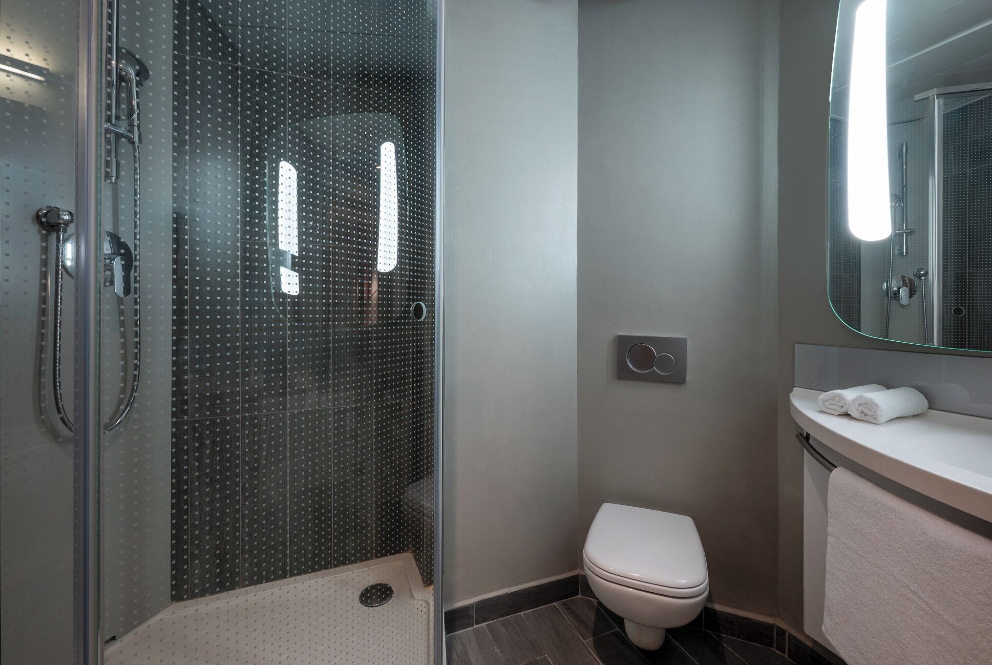Een douche,  milieuvriendelijk toiletgerief, een haardroger, handdoeken