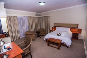 Premium bedding, in-room safe, individually decorated - Adelante Lodge (Bloemfontein)