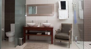 Luxury Suite (Chestnut) | Bathroom | Combined shower/tub, free toiletries, hair dryer, bathrobes - Tokai Forest Guest House (Cape Town)