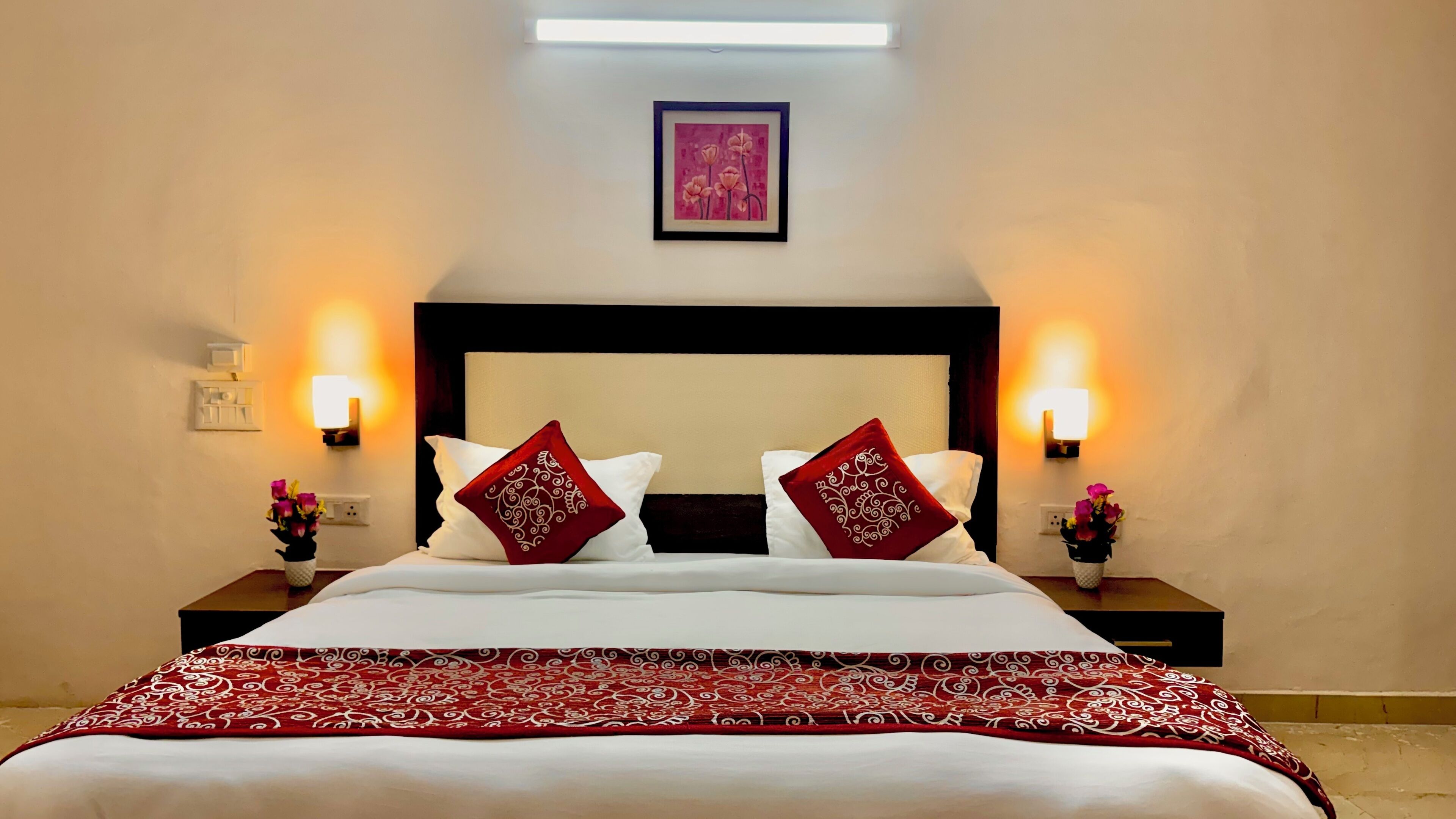 Kamar Double Premium | Seprai antialergi, minibar, meja kerja, dan ruang kerja ramah laptop