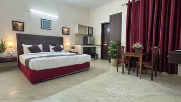 Premium Double Room | Hypo-allergenic bedding, minibar, desk, laptop workspace