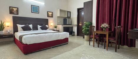 プレミアム ダブルルーム | 低刺激性寝具、ミニバー、デスク、ノートパソコン用作業スペース