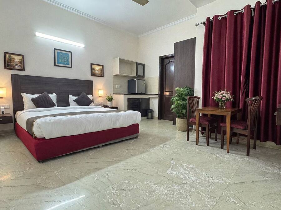 Premium Double Room | Hypo-allergenic bedding, minibar, desk, laptop workspace