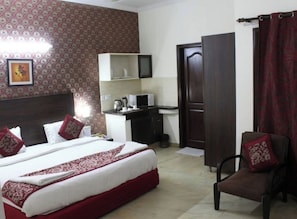 Deluxe Studio | Hypo-allergenic bedding, minibar, desk, laptop workspace
