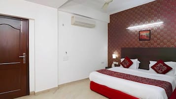 Roupas de cama antialérgicas, frigobar, escrivaninha