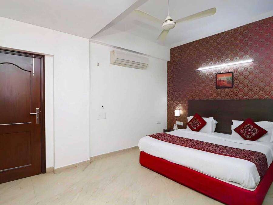 Hypo-allergenic bedding, minibar, desk, laptop workspace