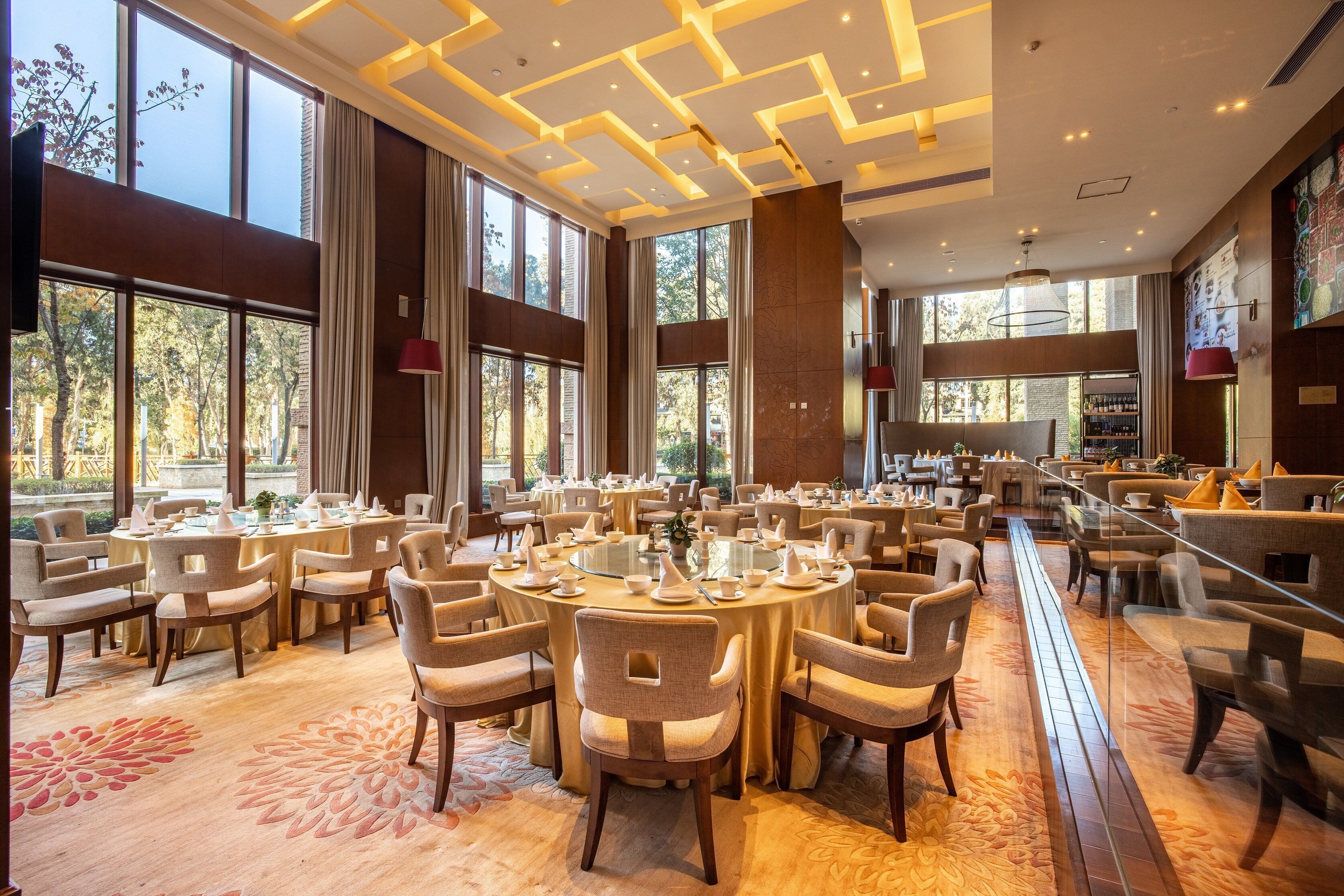 2 restaurants; breakfast, lunch and dinner served 