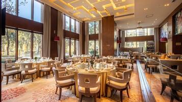 2 restaurants; breakfast, lunch and dinner served