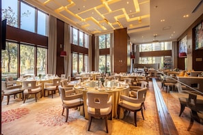 2 restaurants servant le petit déjeuner, le déjeuner et le dîner
