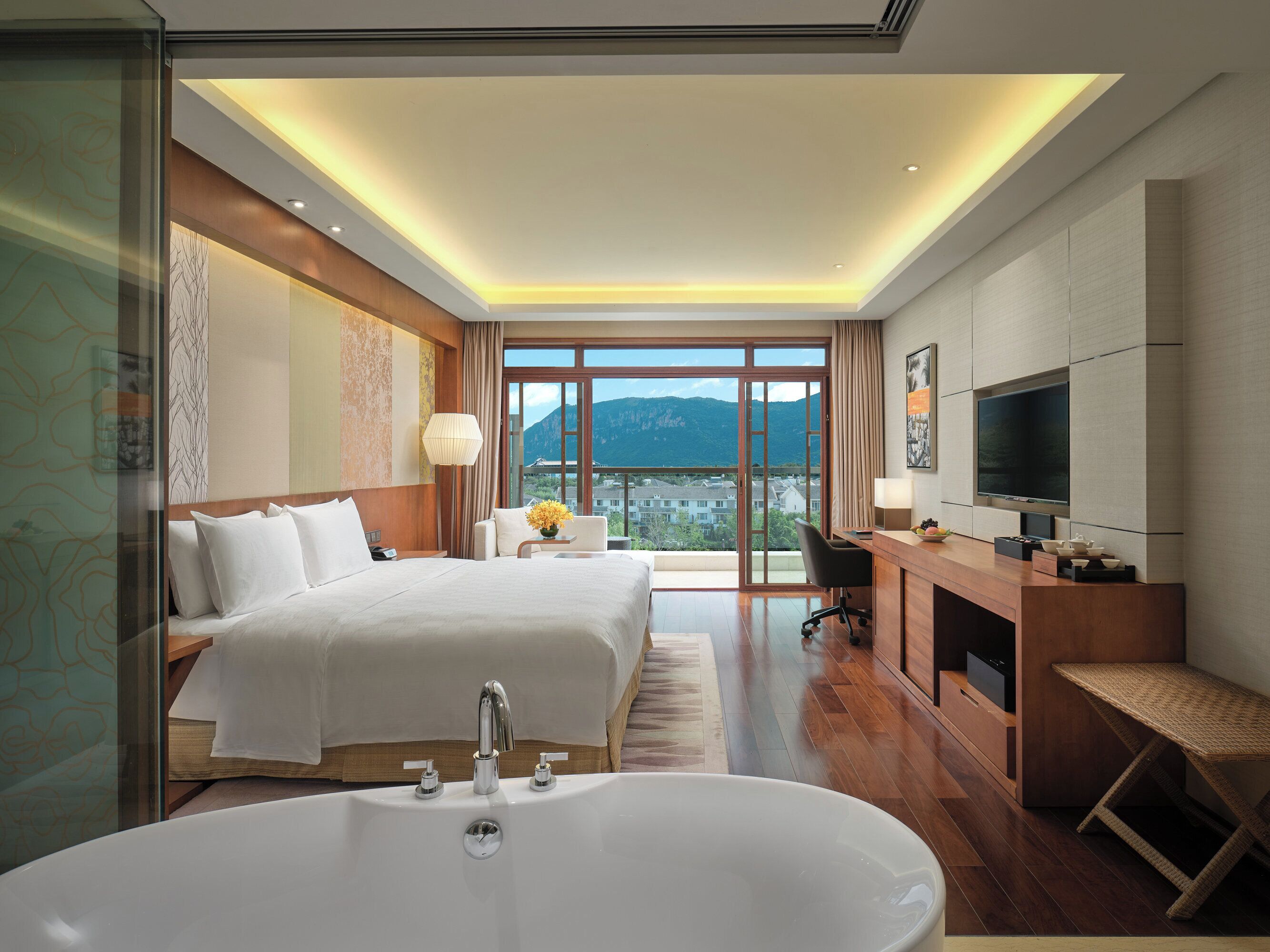 Minibar, Zimmersafe, Schreibtisch, Verdunkelungsvorhänge