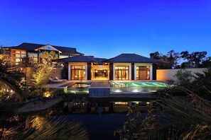 Villa (Private Hot Spring, Outdoor Pool) | Minibar, in-room safe, desk, blackout drapes - HUALUXE Kunming by IHG (Kunming)