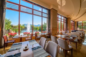 Daily buffet breakfast (CNY 128 per person) - HUALUXE Kunming by IHG (Kunming)