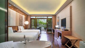 Habitación estándar, 2 camas matrimoniales (Private Hot Spring) | Minibar, caja de seguridad en la habitación y escritorio