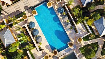 Piscina coberta i piscina a l'aire lliure