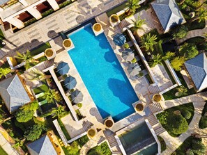 Indoor pool, outdoor pool - HUALUXE Kunming by IHG (Kunming)