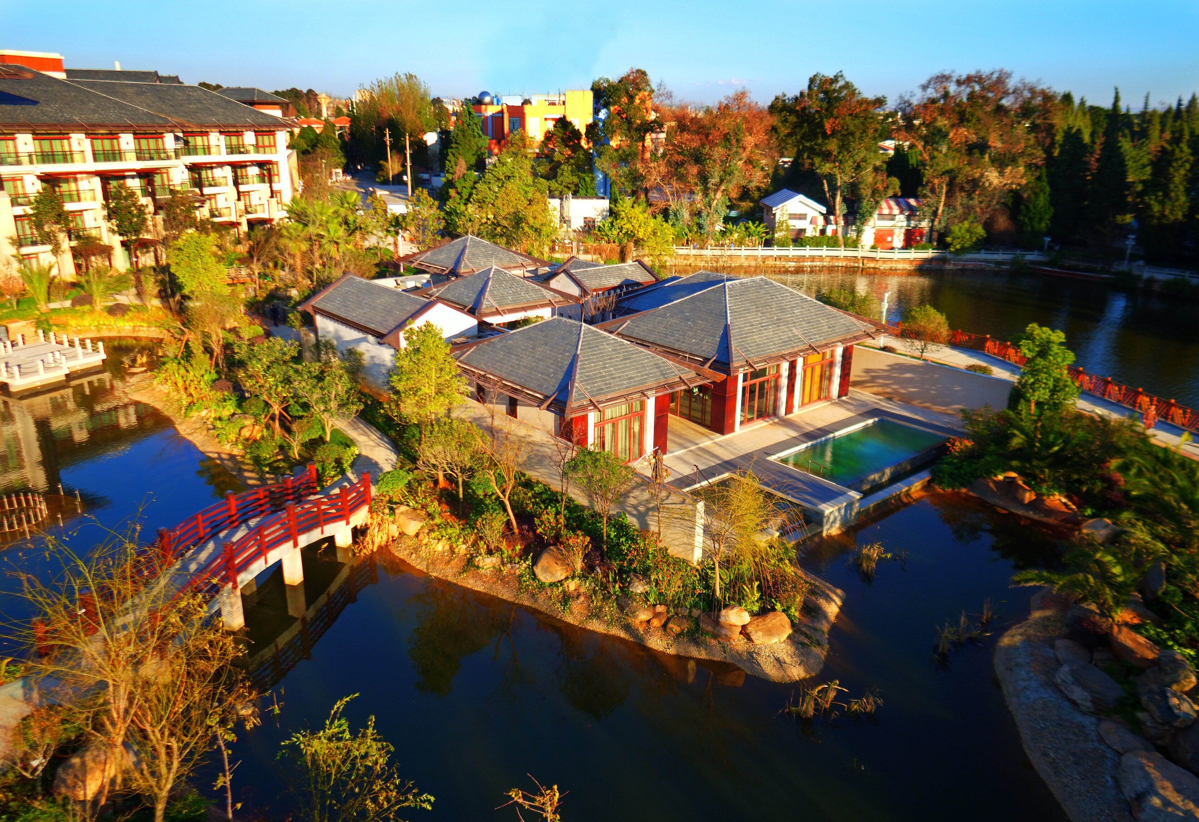 Villa (Private Hot Spring, Outdoor Pool) | Minibar, Zimmersafe, Schreibtisch, Verdunkelungsvorhänge